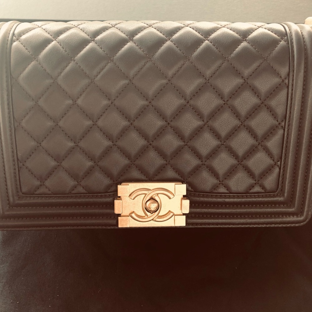 GIFTABLE CHANEL Quilted Leather Medium Boy Flap Bag with Gold Hardware - Picture 10 of 11